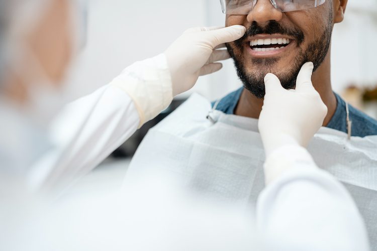 Both tooth bonding and veneers could enhance the appearance of teeth. However, they differ in various aspects.